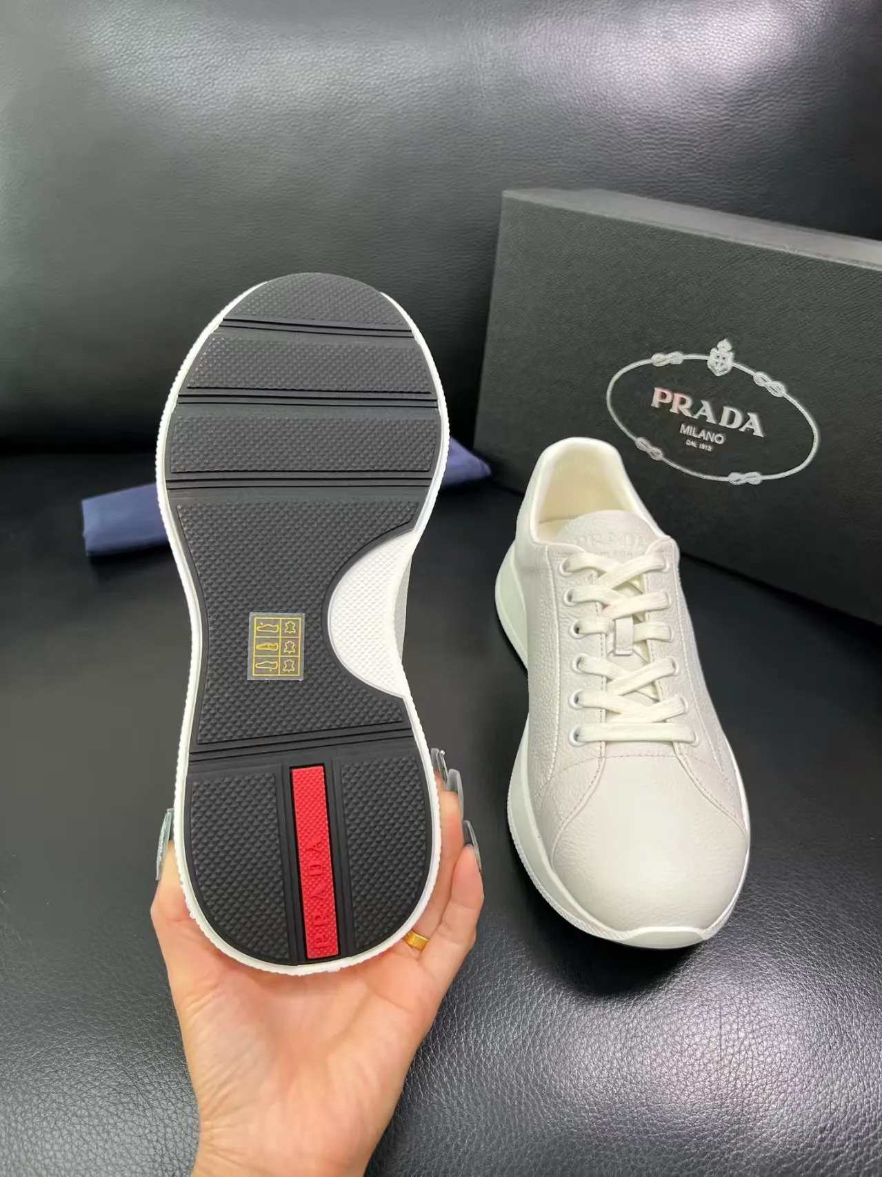 P440 38-45 Prada Prada’s new men’s leather sneakers, the highest version on the market, any comparison is welcome🆚! The original leather has excellent texture and is super high-end! Fetal sheep net lining imported from Italy, removable pad! Luxurious materials and fine workmanship, highly recommended! No. 058